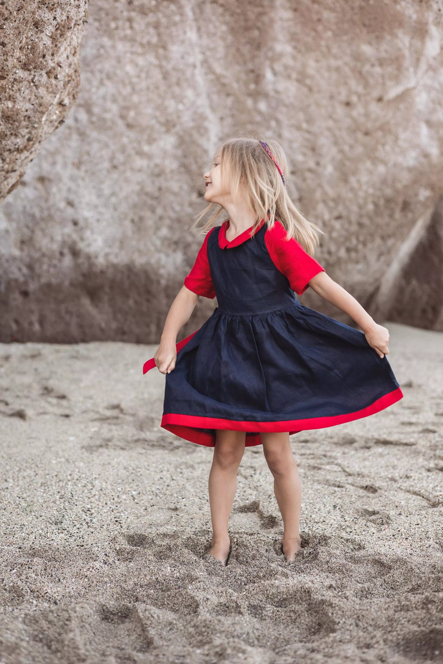 Sofa Killer tamsiai mėlynos ir raudonos spalvos vaikiška lininė suknelė