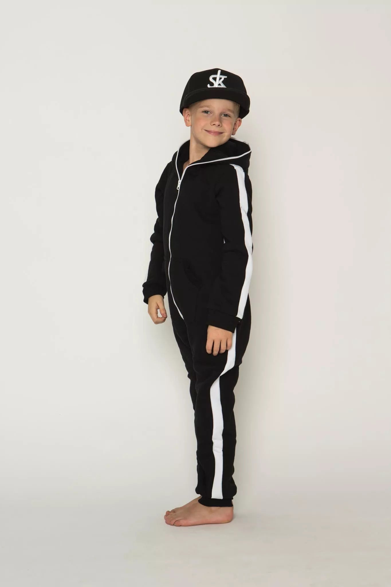 Sofa Killer juodas vaikiškas kombinezonas su baltom vertikaliom juostom