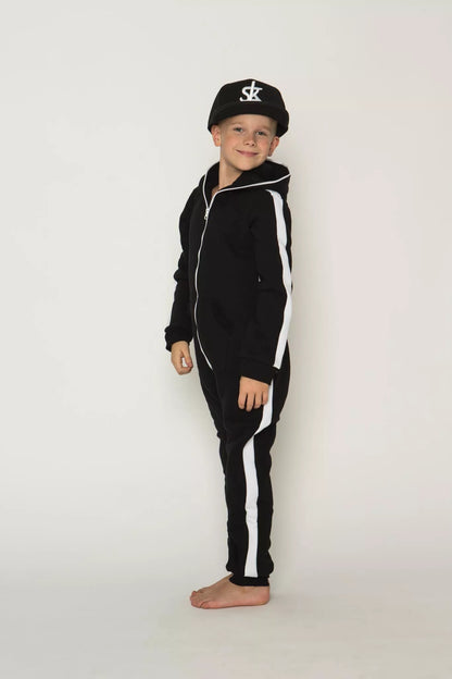 Sofa Killer juodas vaikiškas kombinezonas su baltom vertikaliom juostom