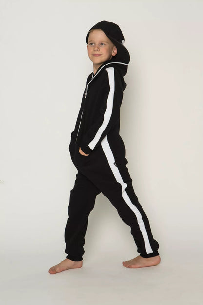 Sofa Killer juodas vaikiškas kombinezonas su baltom vertikaliom juostom