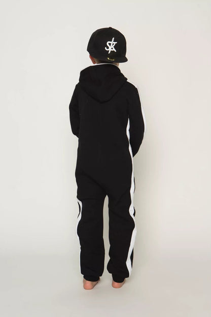 Sofa Killer juodas vaikiškas kombinezonas su baltom vertikaliom juostom