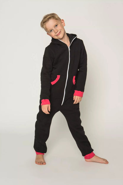 Sofa Killer juodas vaikiškas kombinezonas su raudonais rankogaliais