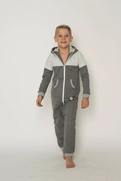 Sofa Killer pilkas vaikiškas kombinezonas su dygsniuotos medžiagos aplikacija