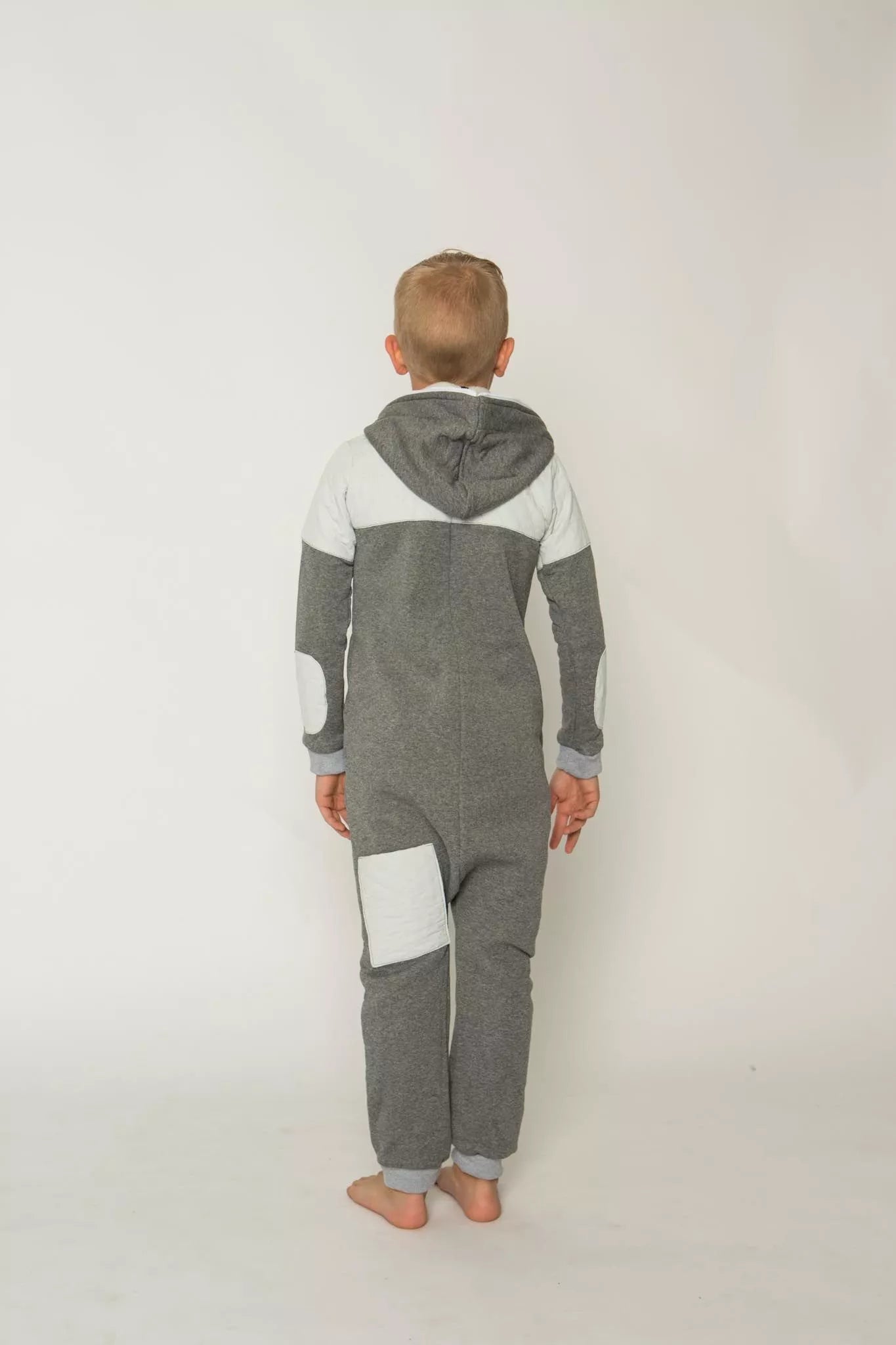 Sofa Killer pilkas vaikiškas kombinezonas su dygsniuotos medžiagos aplikacija