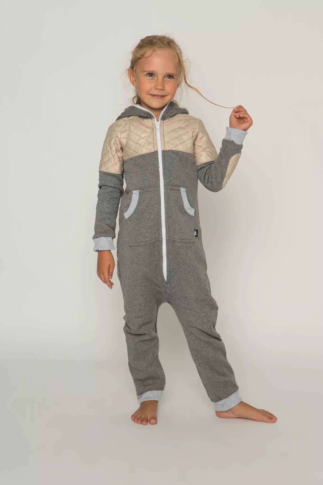 Sofa Killer pilkas vaikiškas kombinezonas su dygsniuotos medžiagos aplikacija