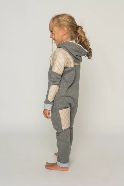 Sofa Killer pilkas vaikiškas kombinezonas su dygsniuotos medžiagos aplikacija