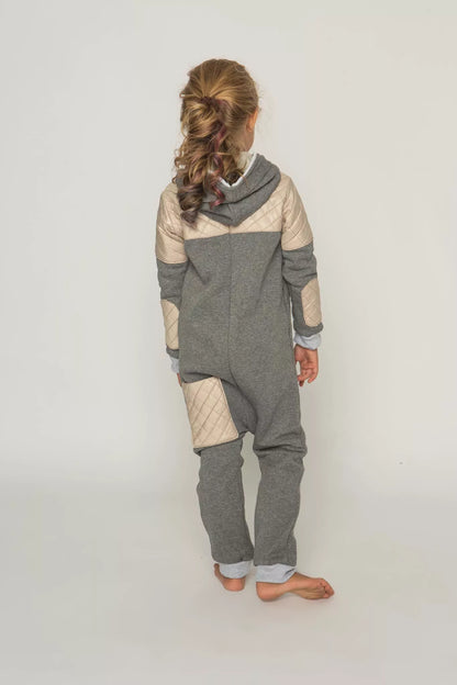 Sofa Killer pilkas vaikiškas kombinezonas su dygsniuotos medžiagos aplikacija