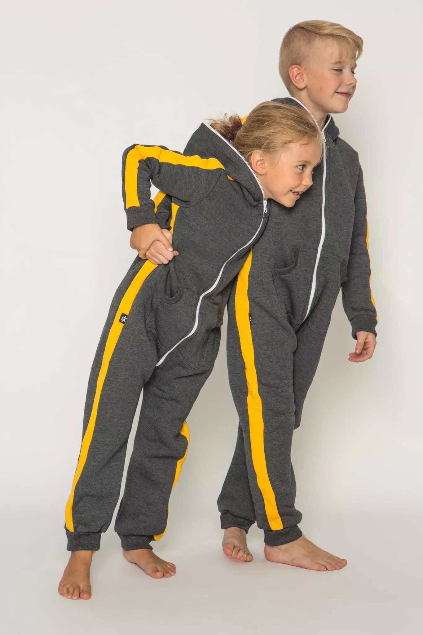 Sofa Killer grafito spalvos vaikiškas kombinezonas su geltonom vertikaliom juostom