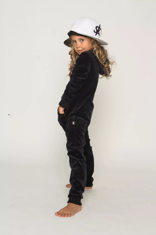 Sofa Killer juodas vaikiškas veliūrinis kombinezonas