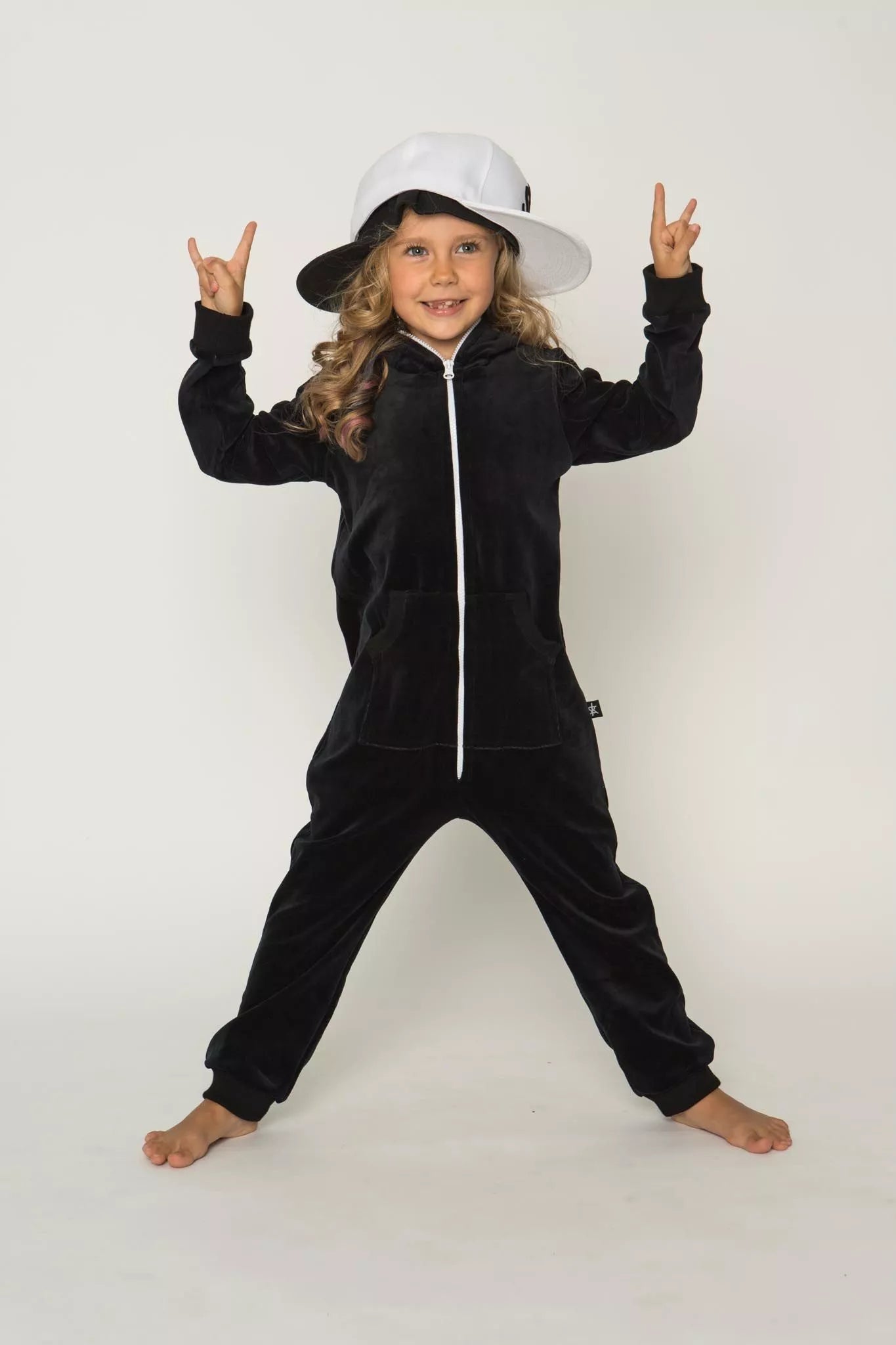Sofa Killer juodas vaikiškas veliūrinis kombinezonas