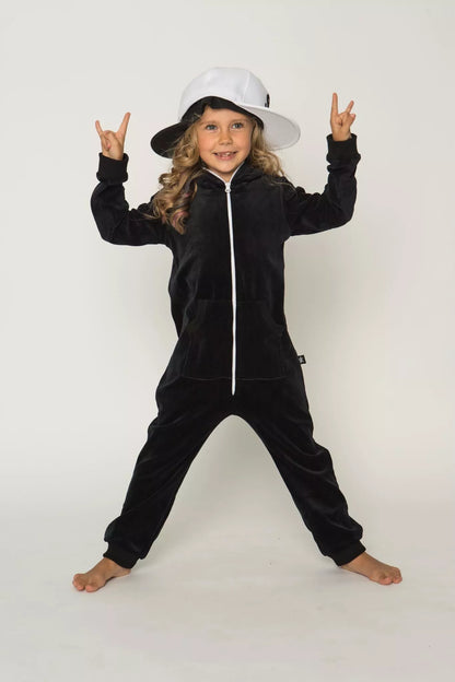 Sofa Killer juodas vaikiškas veliūrinis kombinezonas