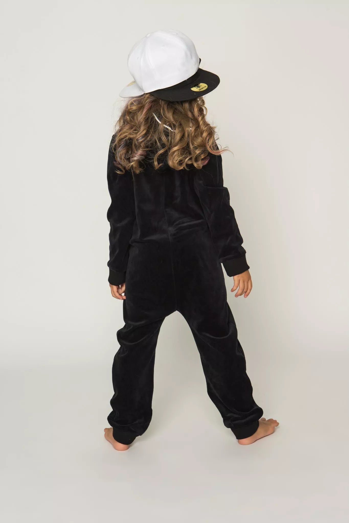 Sofa Killer juodas vaikiškas veliūrinis kombinezonas