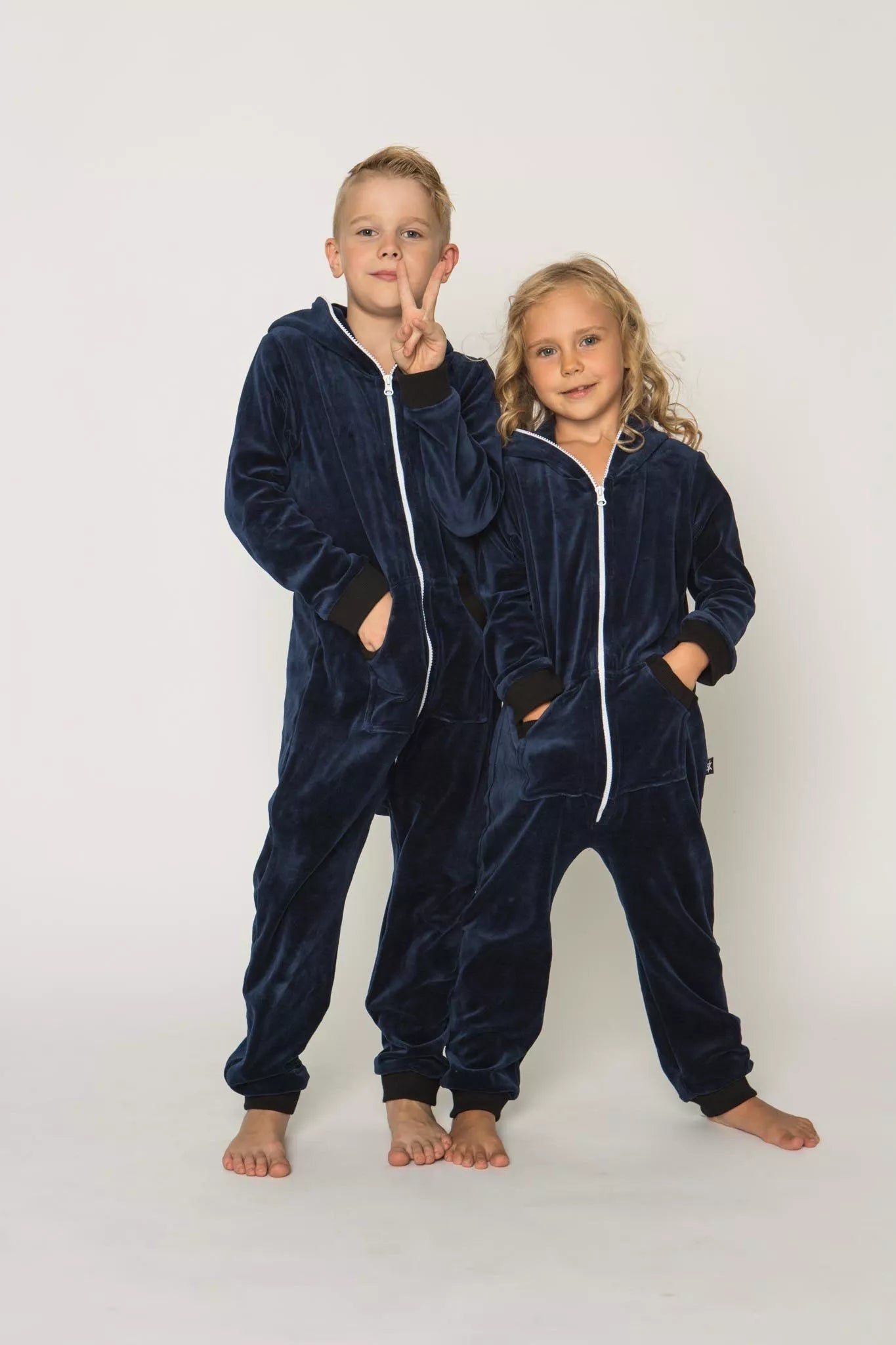Sofa Killer tamsiai mėlynas vaikiškas veliūrinis kombinezonas