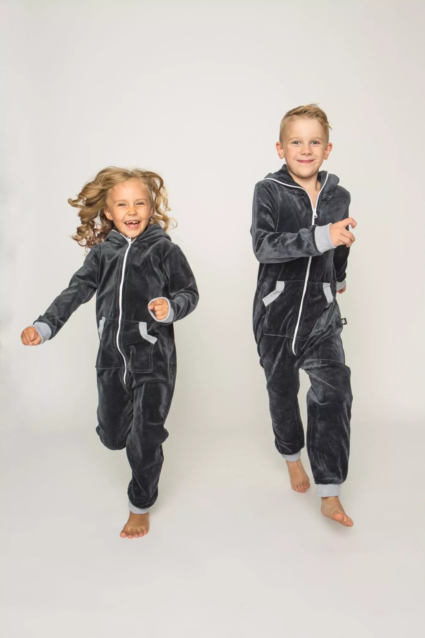 Sofa Killer tamsiai pilkas pelenų spalvos vaikiškas veliūrinis kombinezonas