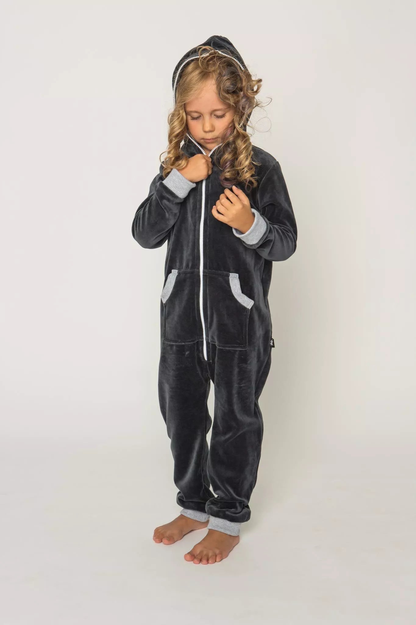 Sofa Killer tamsiai pilkas pelenų spalvos vaikiškas veliūrinis kombinezonas