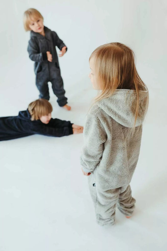 Sofa Killer  vaikiškas šviesiai pilkas frotinis bambuko kombinezonas