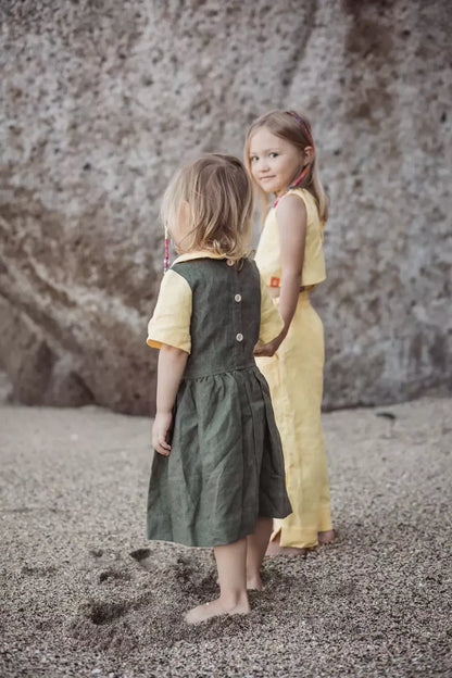 Sofa Killer tamsiai žalios spalvos vaikiška lininė suknelė su geltona apykakle