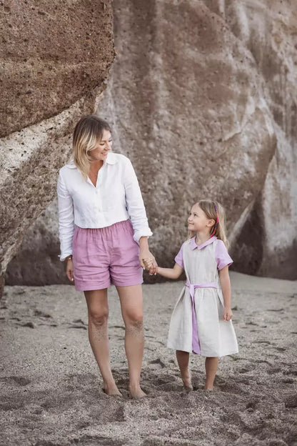 Sofa Killer smėlio spalvos vaikiška lininė suknelė su violetine apykakle