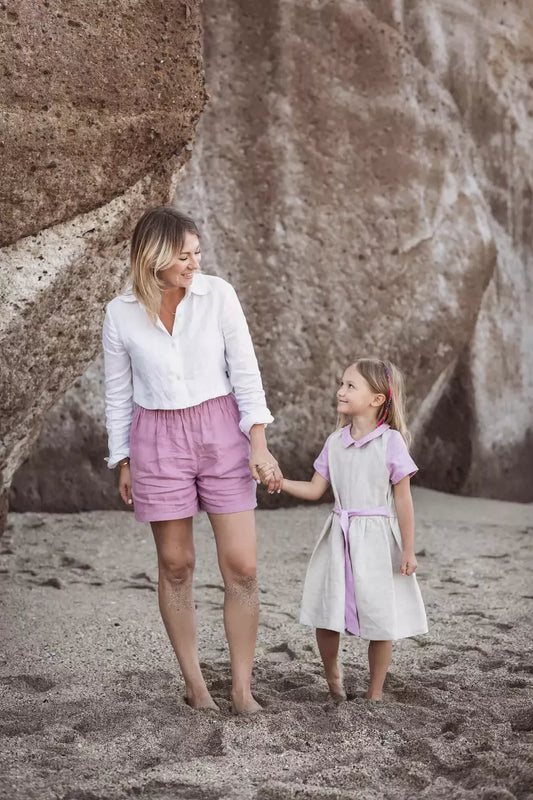 Sofa Killer smėlio spalvos vaikiška lininė suknelė su violetine apykakle