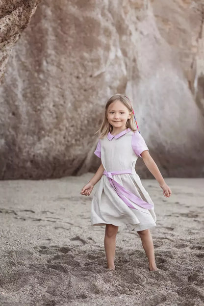 Sofa Killer smėlio spalvos vaikiška lininė suknelė su violetine apykakle