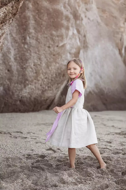 Sofa Killer smėlio spalvos vaikiška lininė suknelė su violetine apykakle