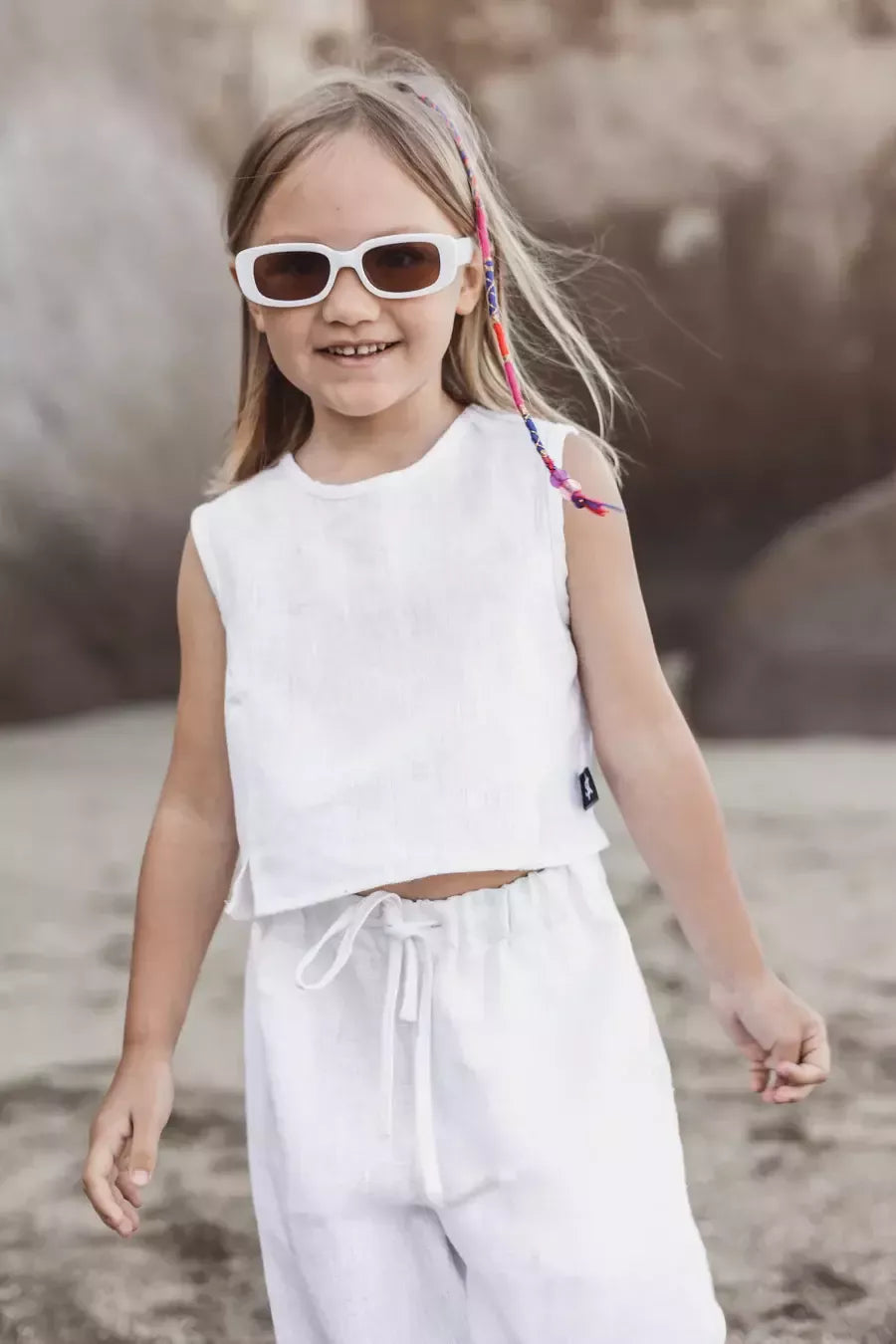 Sofa Killer baltos spalvos vaikiškas lininis kostiumėlis su kelnėmis