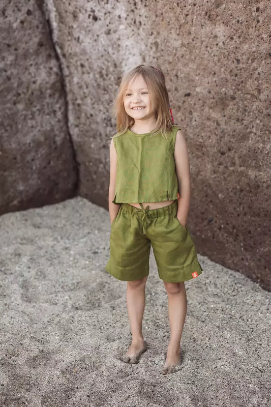 Sofa Killer samanų spalvos vaikiškas lininis kostiumėlis su šortais